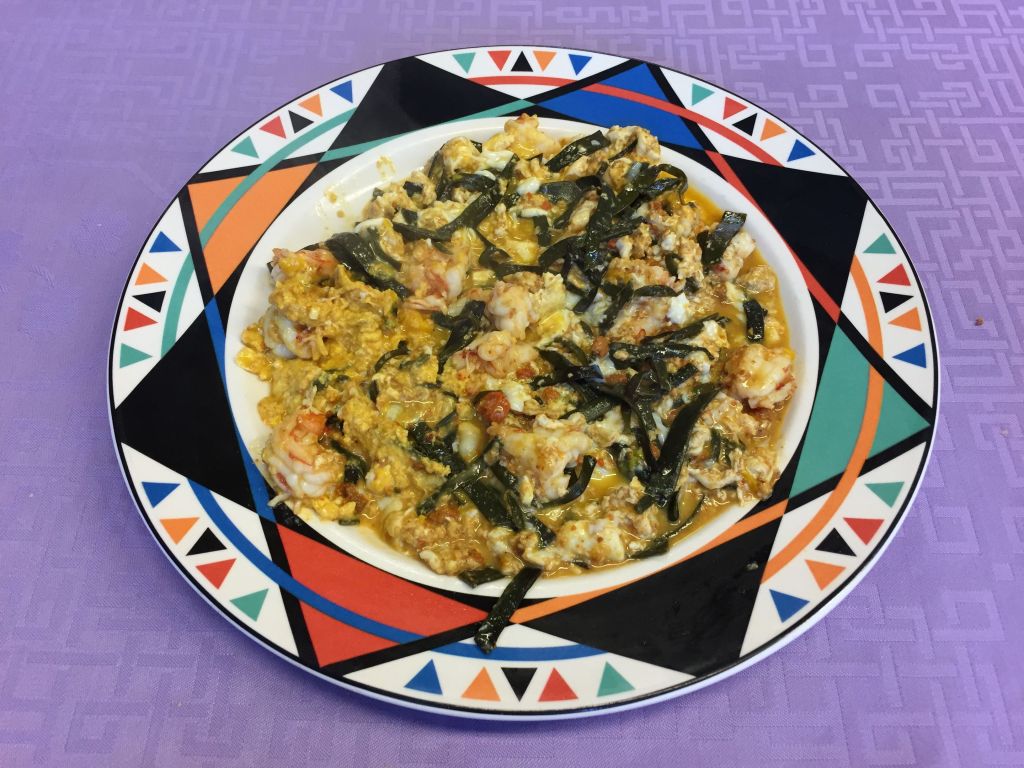 Revuelto de langostinos, oricio y algas