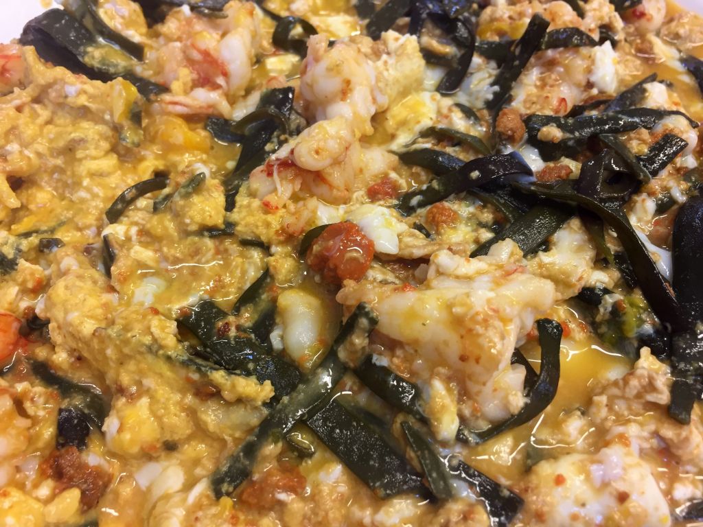 Revuelto de langostinos, oricio y algas