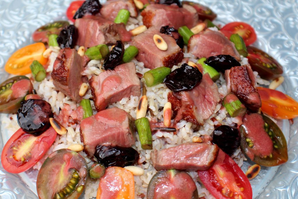 Ensalada de arroz, pato y picotas