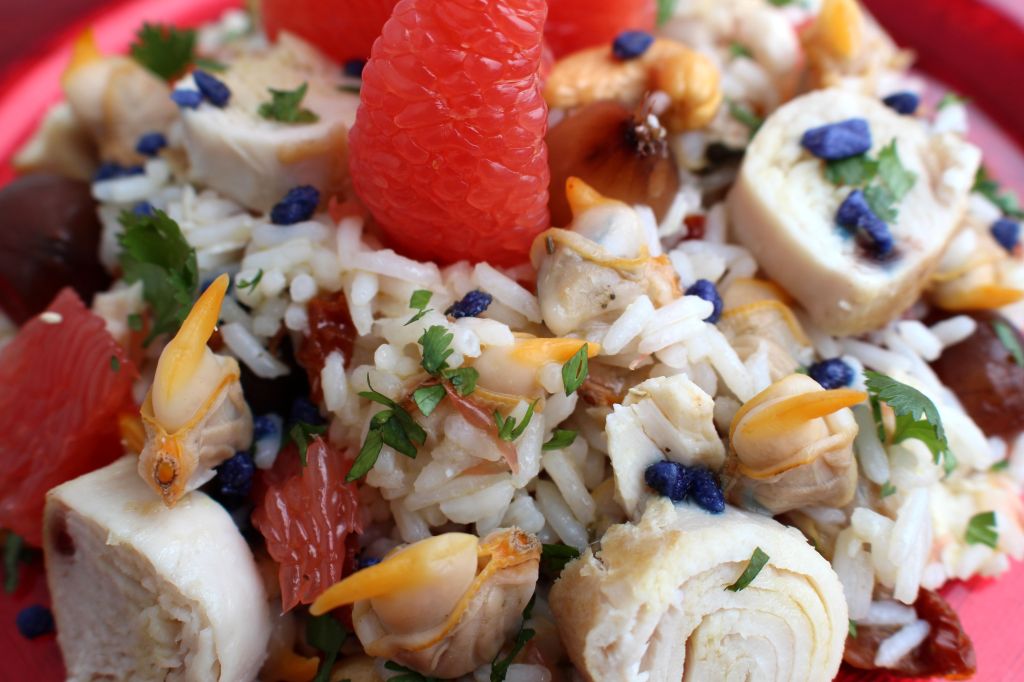 Ensalada de arroz, bonito, berberechos y pomelo