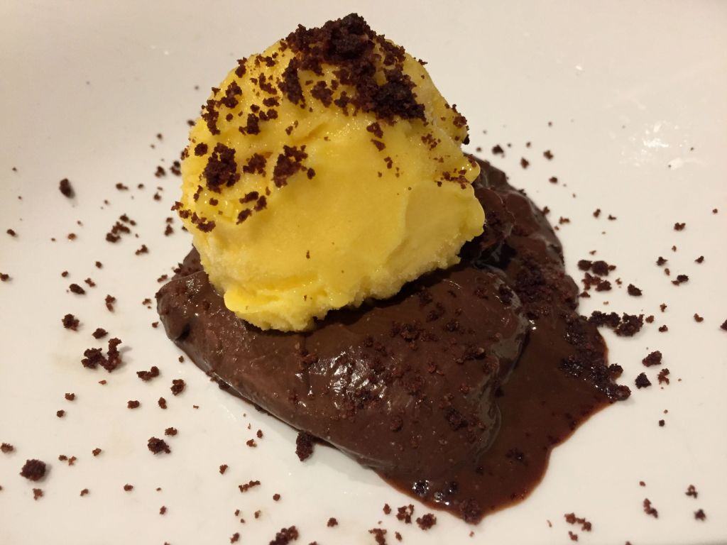 Cremoso de chocolate y sorbete de mango