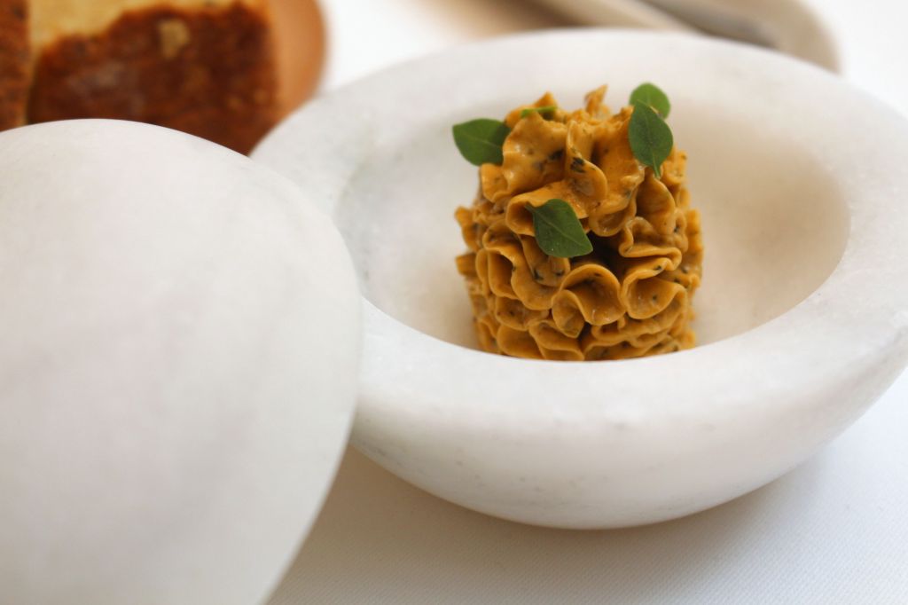 Mantequilla de tomate seco y albahaca