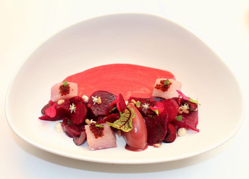 Gazpacho de cerezas, remolacha y bonito de Burela