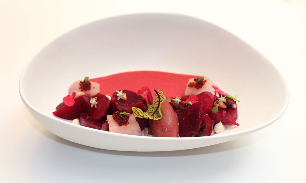 Gazpacho de cerezas, remolacha y bonito de Burela