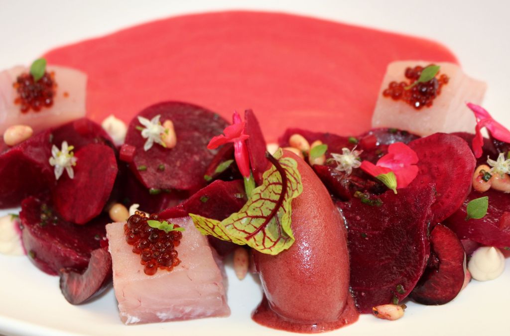 Gazpacho de cerezas, remolacha y bonito de Burela