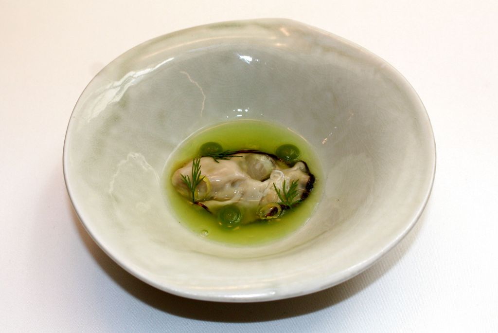 ostra, manzana y encurtidos