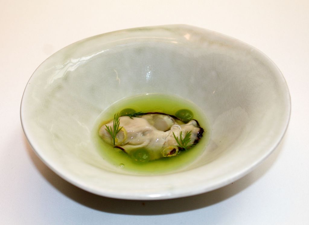 ostra, manzana y encurtidos