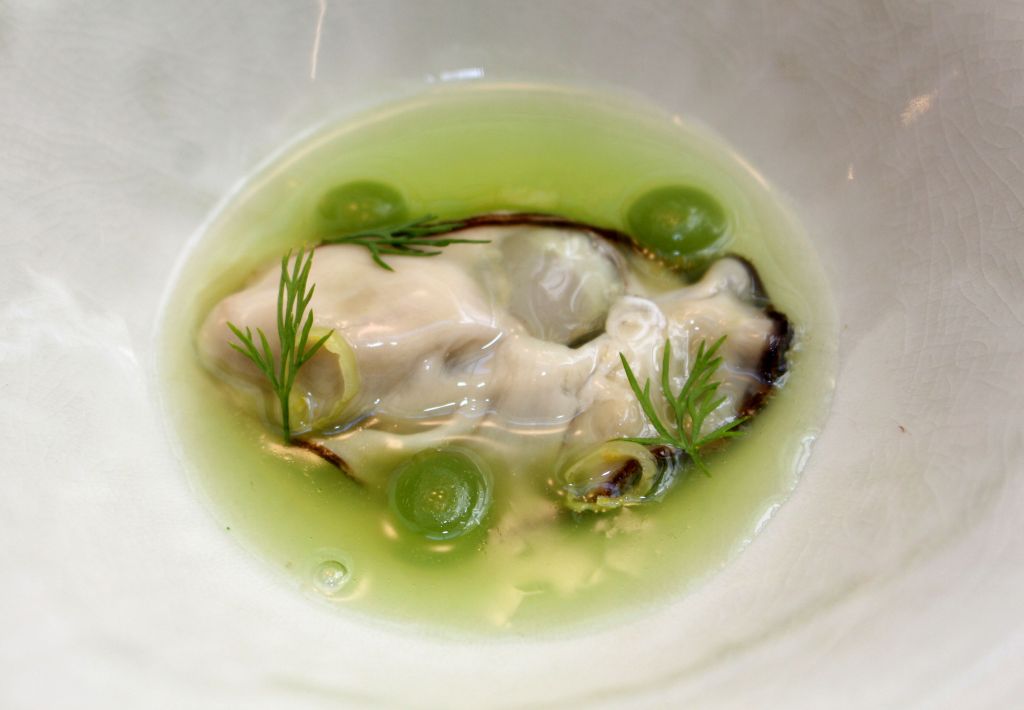 ostra, manzana y encurtidos