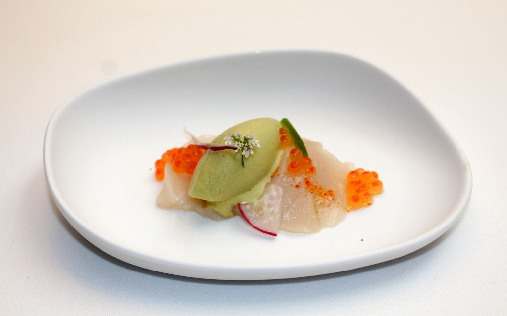 Cebiche de vieira y helado de leche de tigre