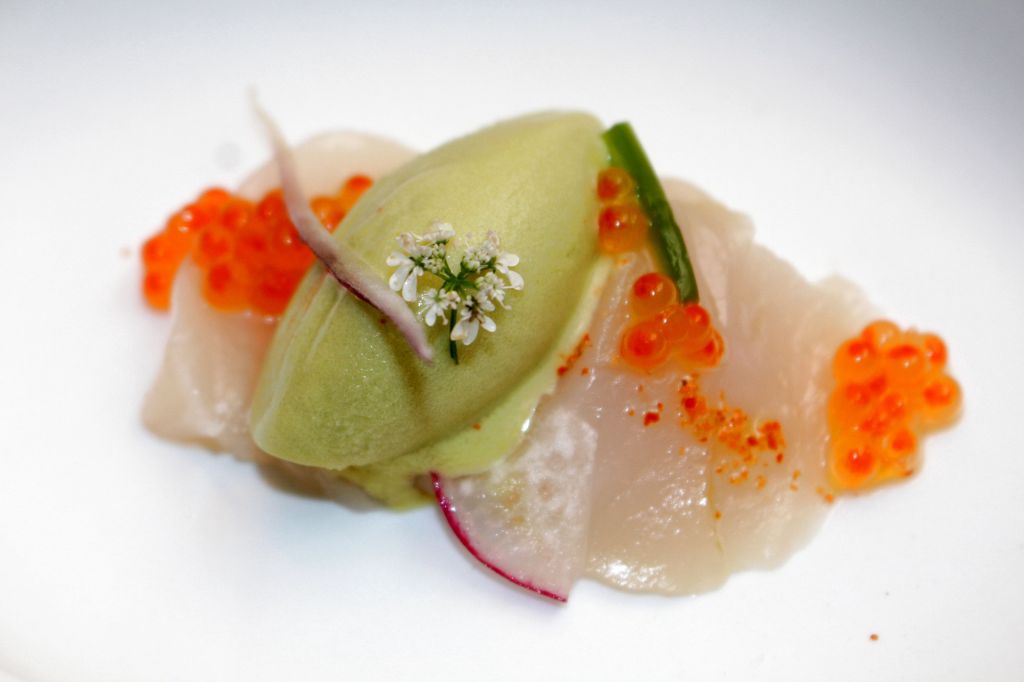 Cebiche de vieira y helado de leche de tigre