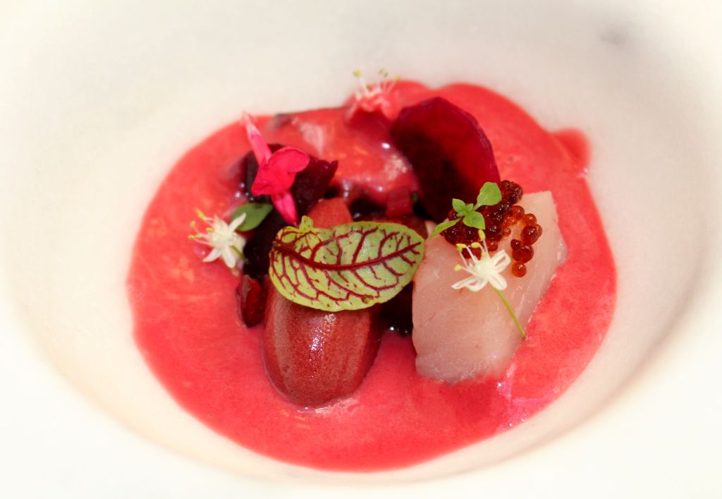 Gazpacho de cerezas, remolacha y bonito de Burela