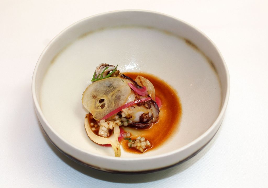 Choco, cebolleta a la parrilla y pera