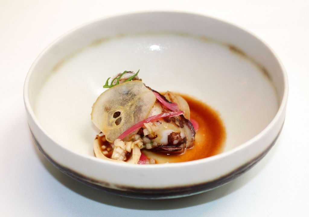 Choco, cebolleta a la parrilla y pera