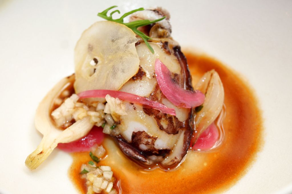 Choco, cebolleta a la parrilla y pera