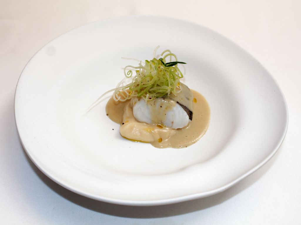 pescadilla con crema de apionabo y salsa de citronela