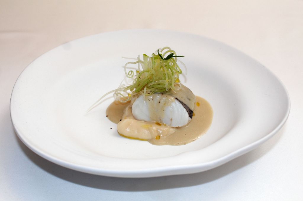 pescadilla con crema de apionabo y salsa de citronela