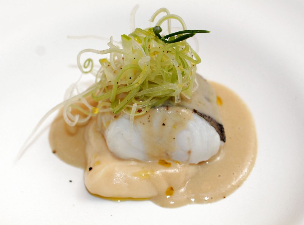 pescadilla con crema de apionabo y salsa de citronela