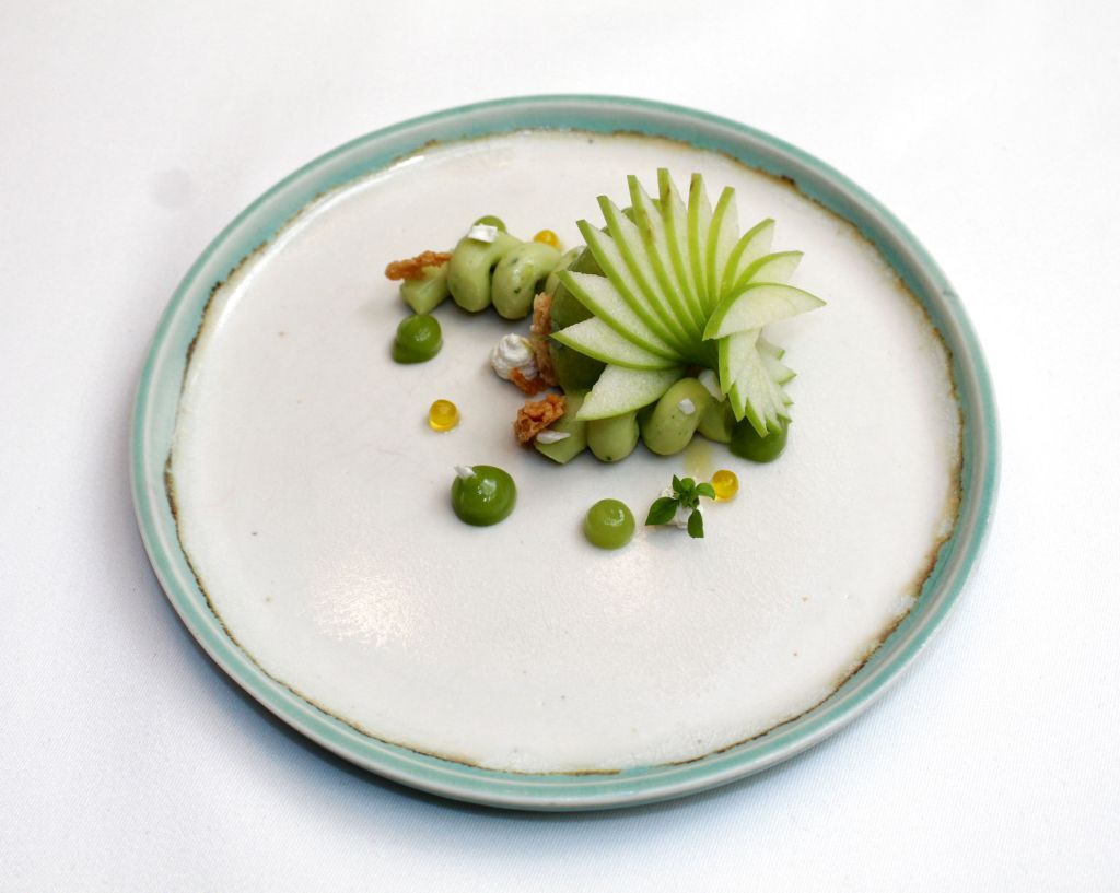 Kiwi, chocolate blanco, manzana y albahaca