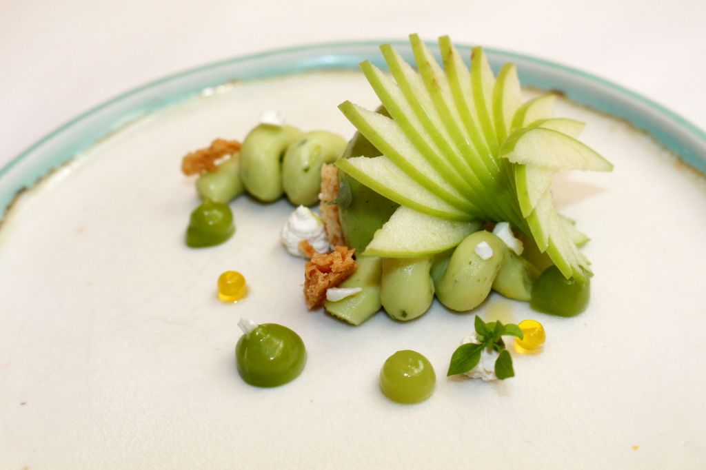 Kiwi, chocolate blanco, manzana y albahaca