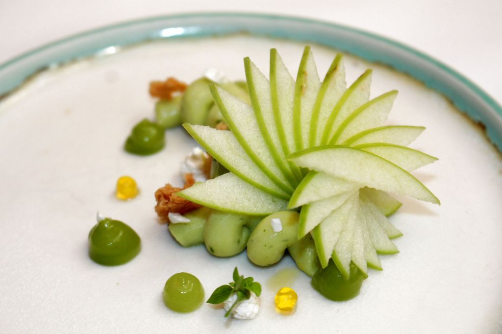 Kiwi, chocolate blanco, manzana y albahaca