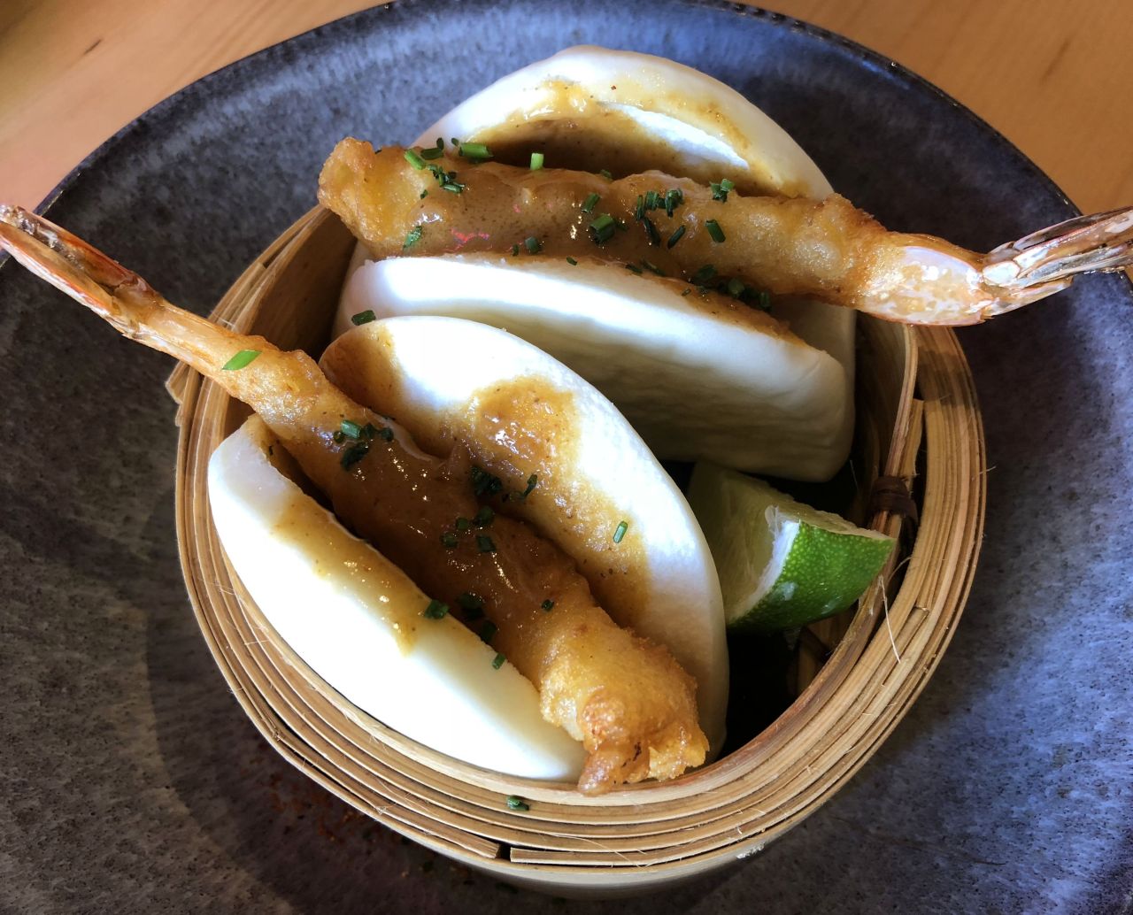 Bao de langostino en tempura