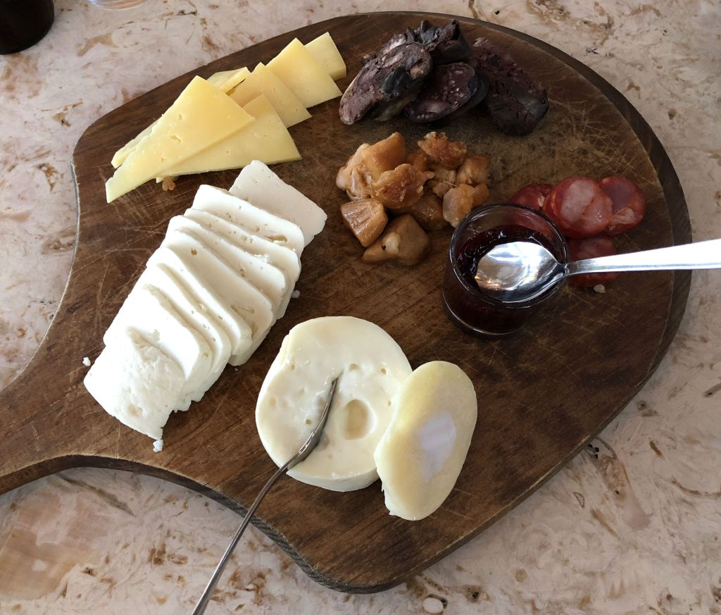 Tabla de quesos y embutidos