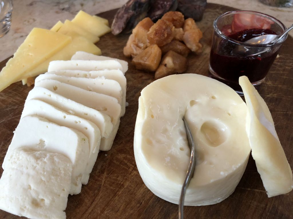Tabla de quesos y embutidos