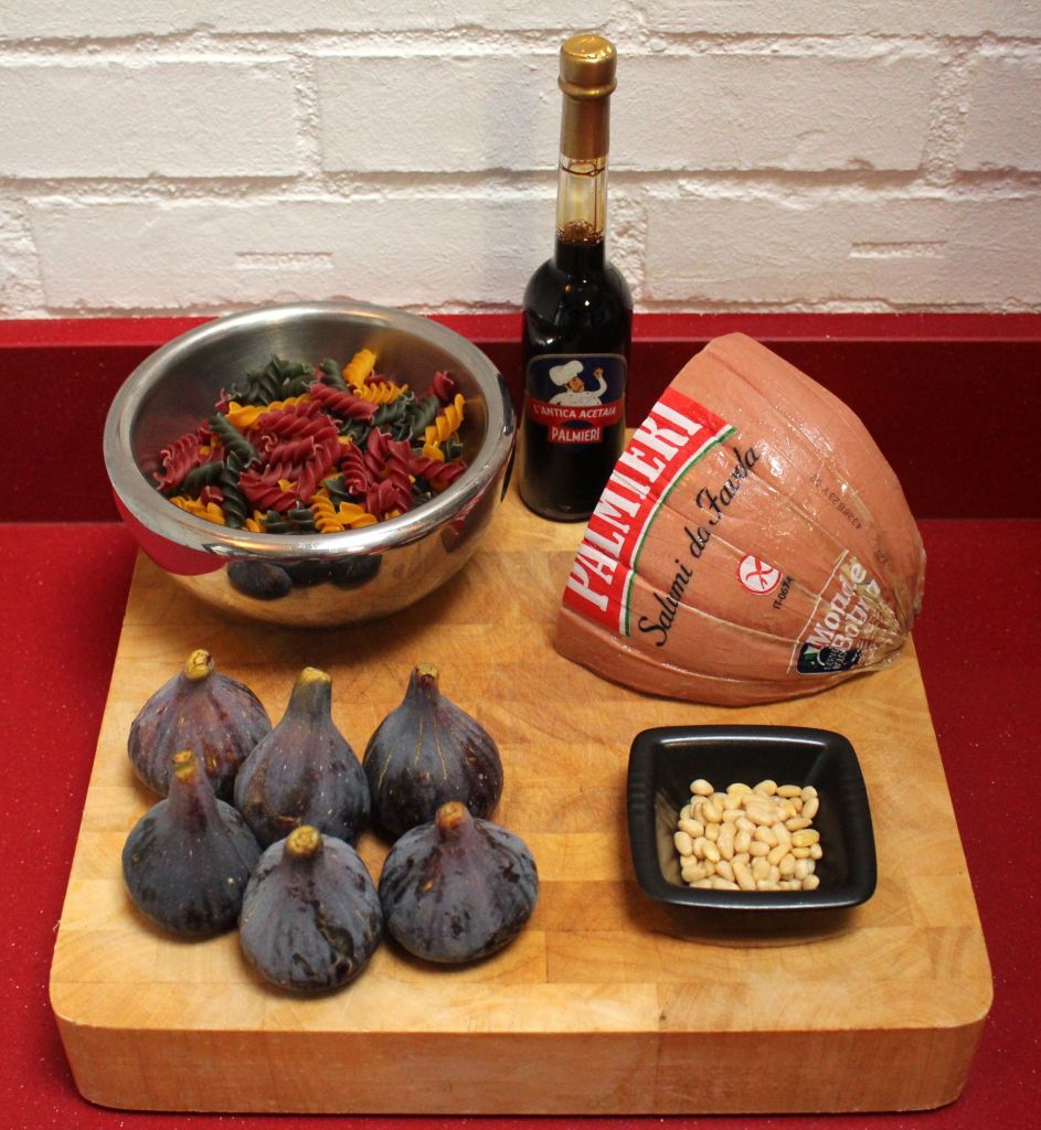 Ensalada de pasta, mortadela e higos