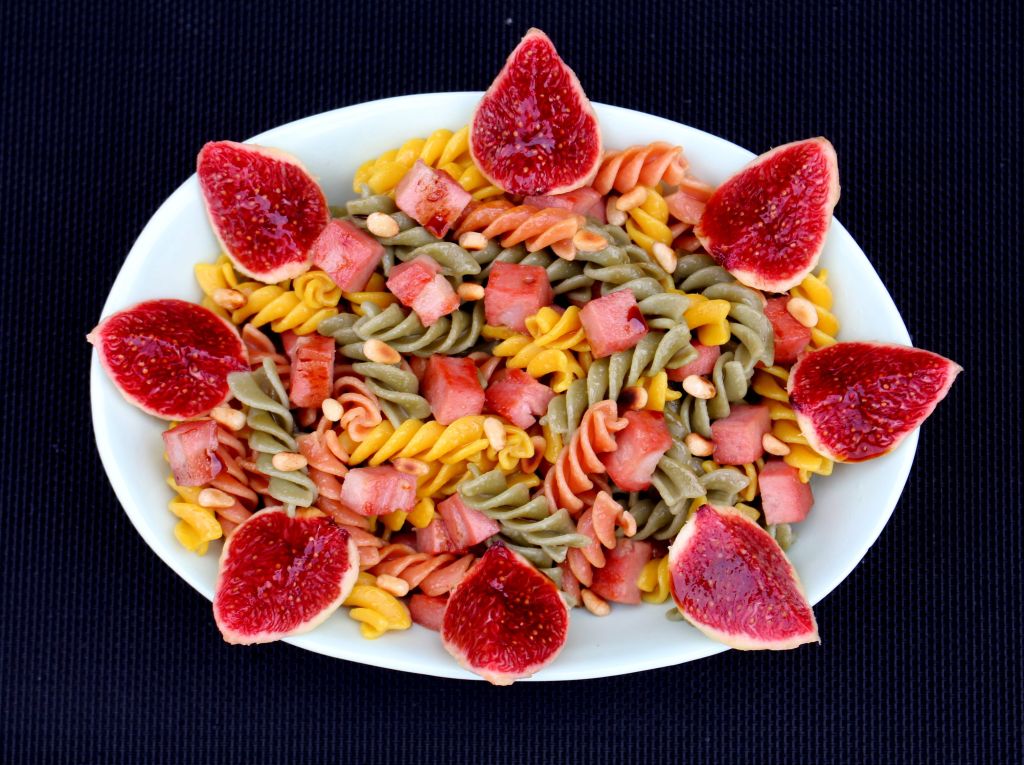 Ensalada de pasta, mortadela e higos