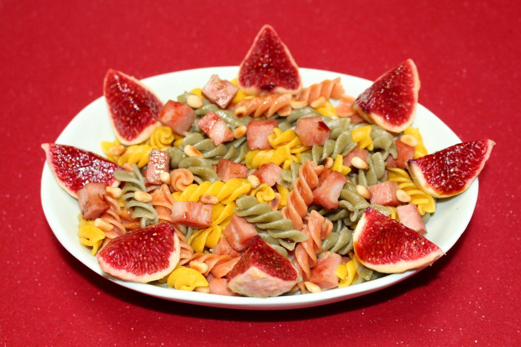 Ensalada de pasta, mortadela e higos