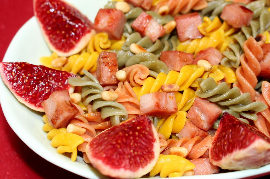 Ensalada de pasta, mortadela e higos