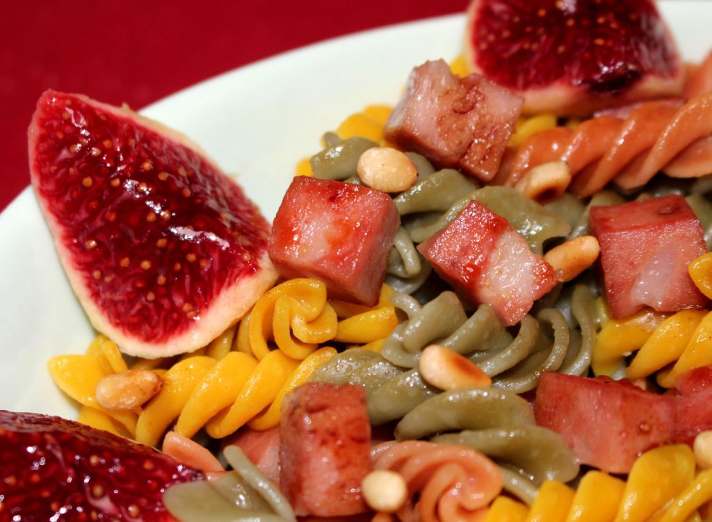 Ensalada de pasta, mortadela e higos