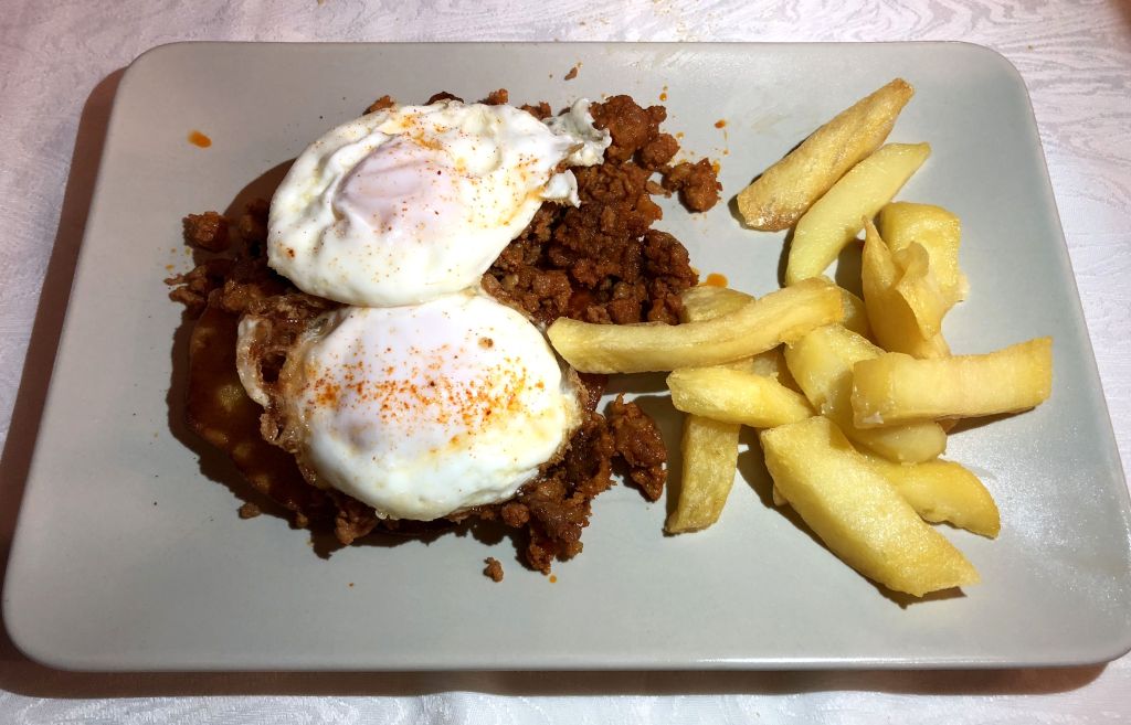 tortos con picadillo y huevos