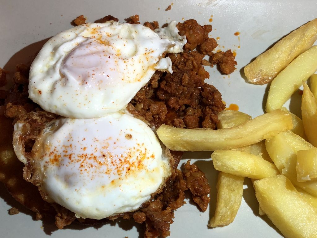 tortos con picadillo y huevos