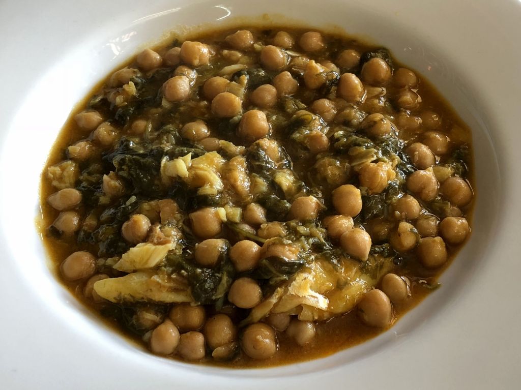 garbanzos con bacalao y espinacas