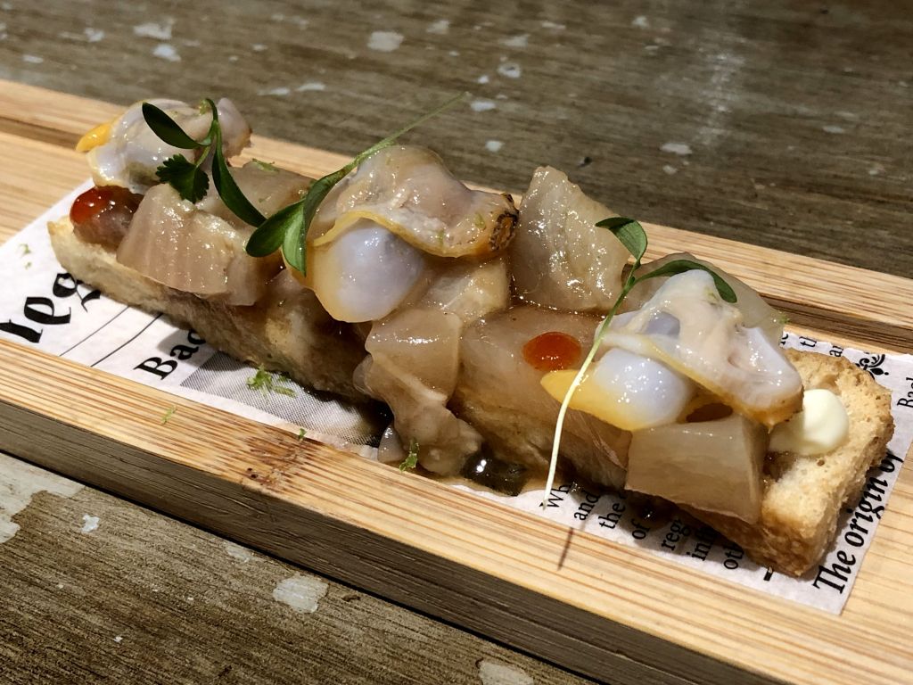 coca de tendones y berberechos