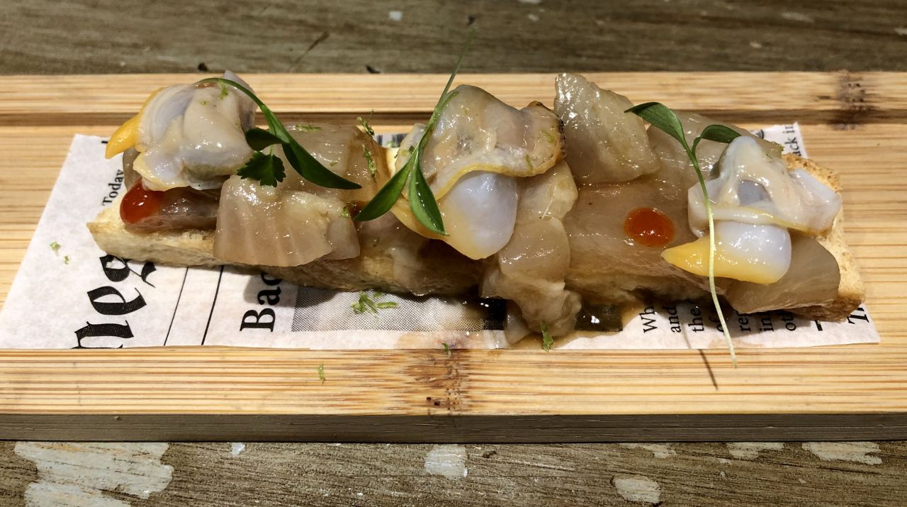 coca de tendones y berberechos