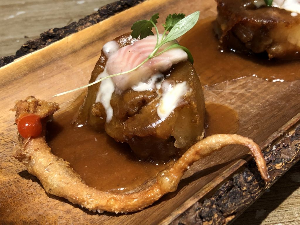 rabitos de cerdo y anguila