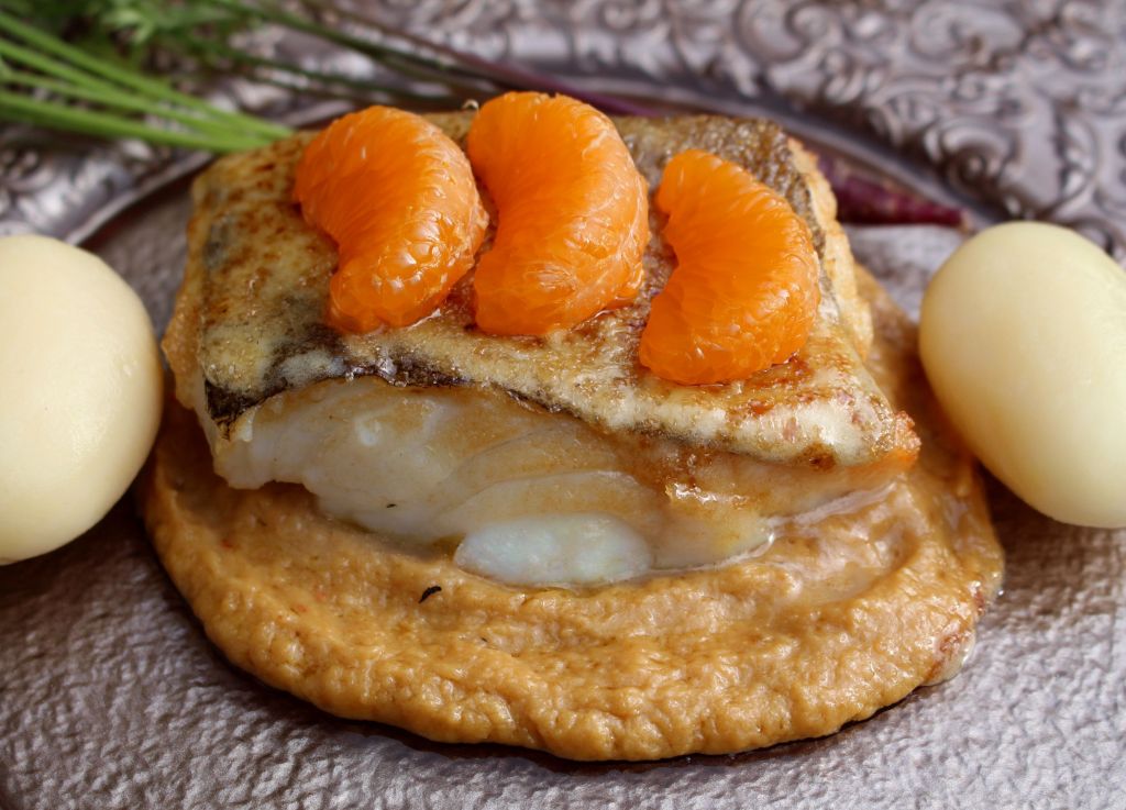 Bacalao con turrón, yema tostada y mandarina