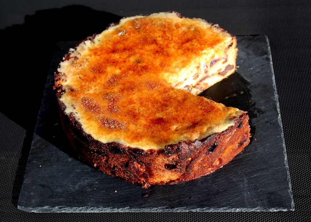 Tarta de panettone y yema tostada