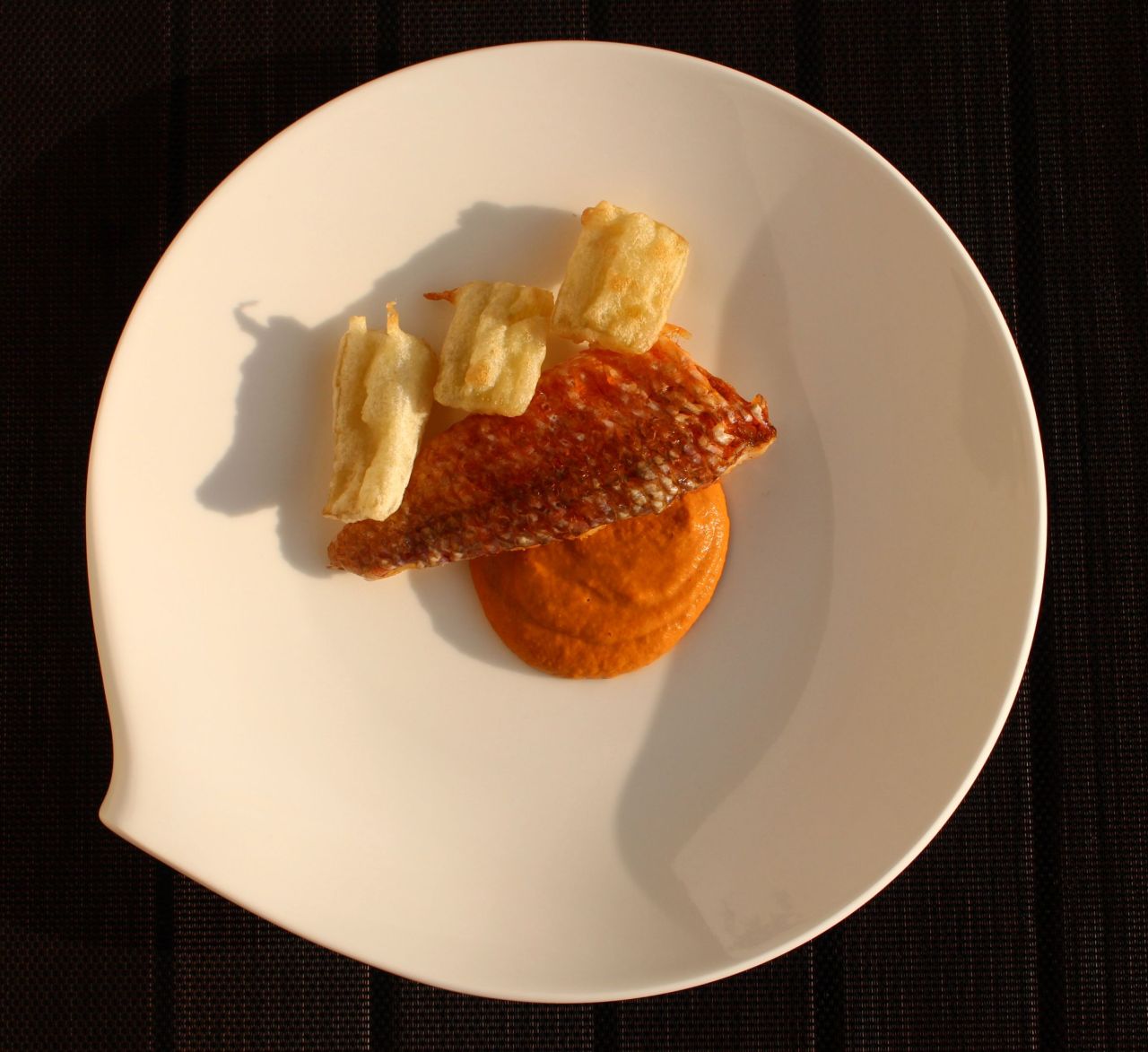 Salmonetes Berasategui con crema de oricios y cardo