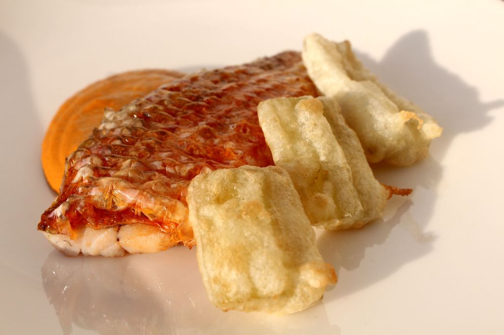 salmonetes Berasategui con crema de oricios y cardo