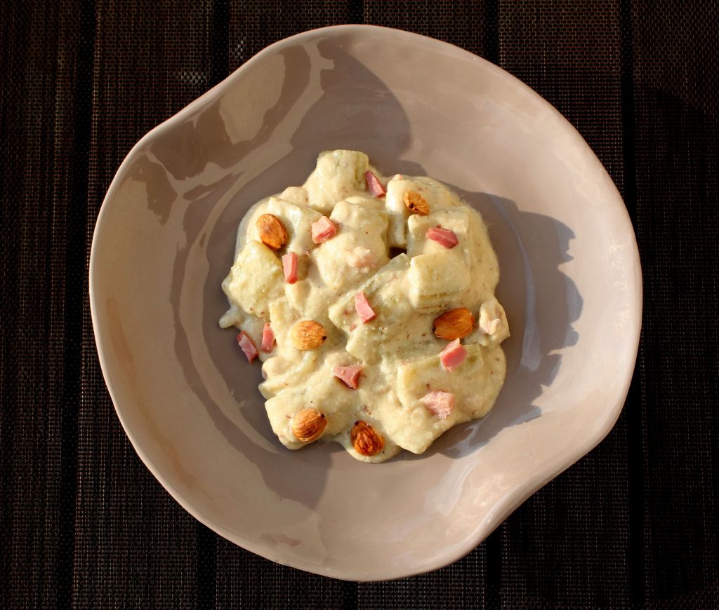 Cardo con salsa de almendras y jamón