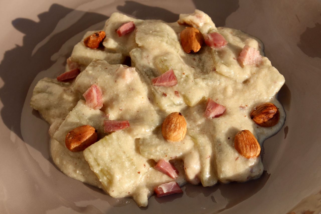 Cardos con Salsa de Almendras y&nbsp;Jamón