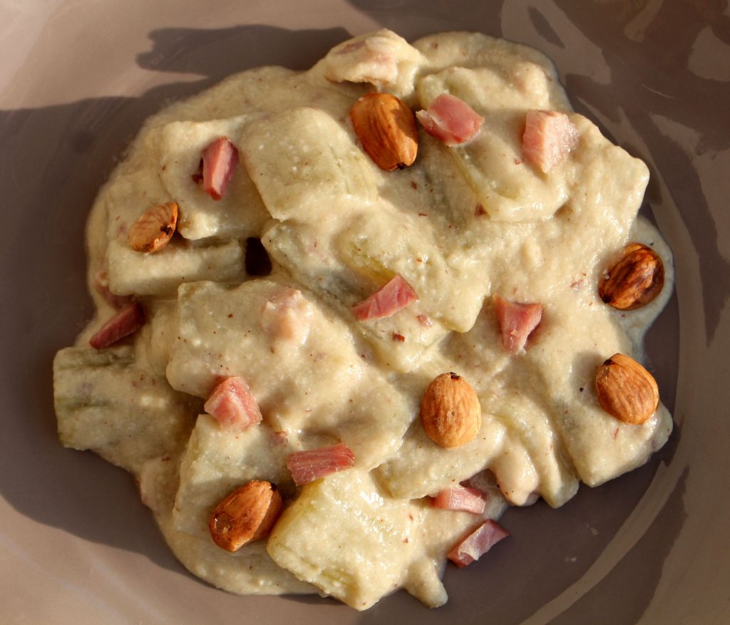 Cardo con salsa de almendras y jamón