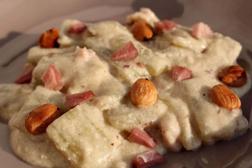 Cardo con salsa de almendras y jamón