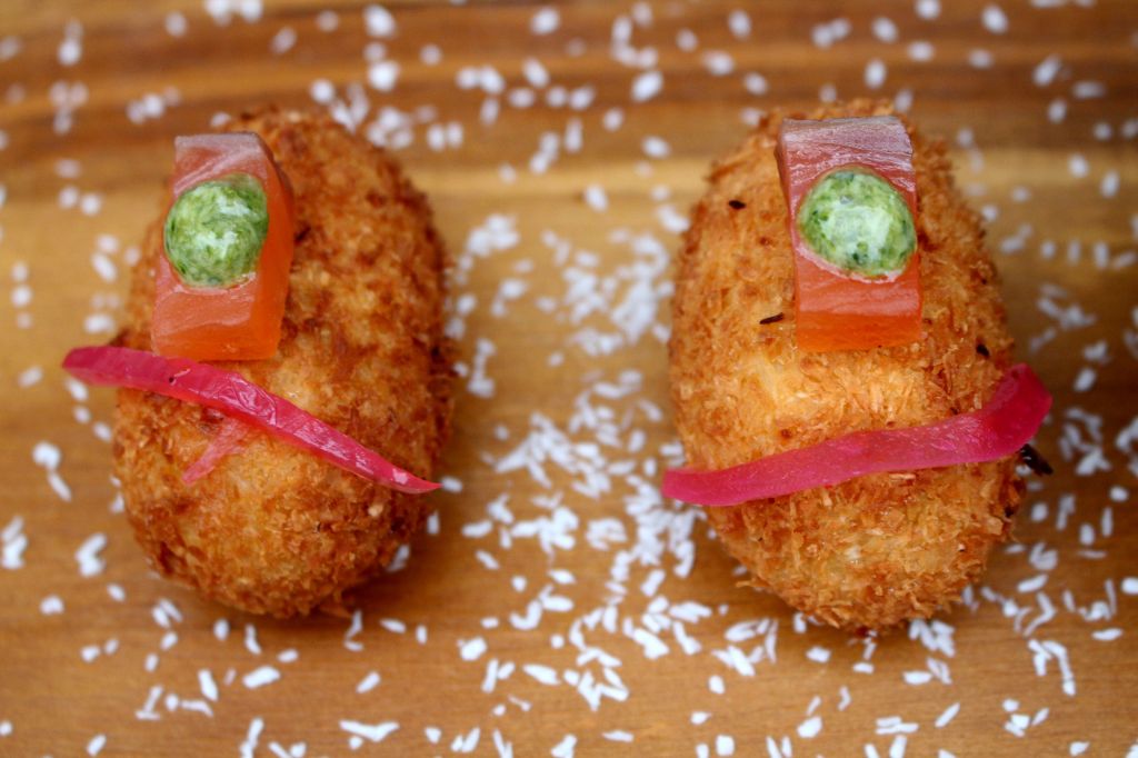 croquetas de salmón y coco