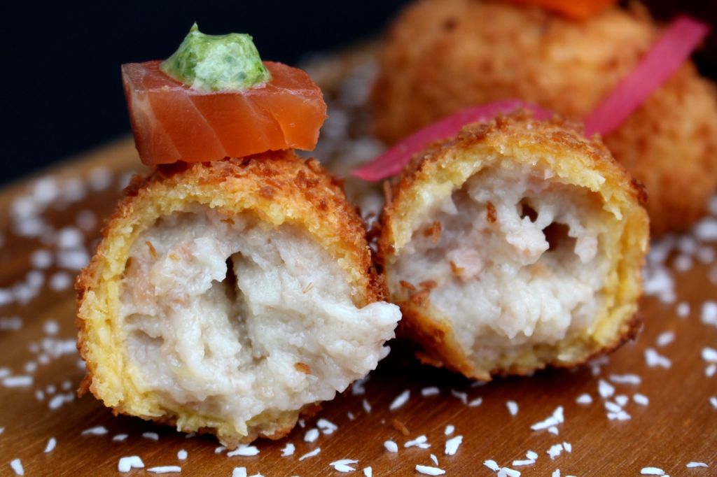 croquetas de salmón y coco
