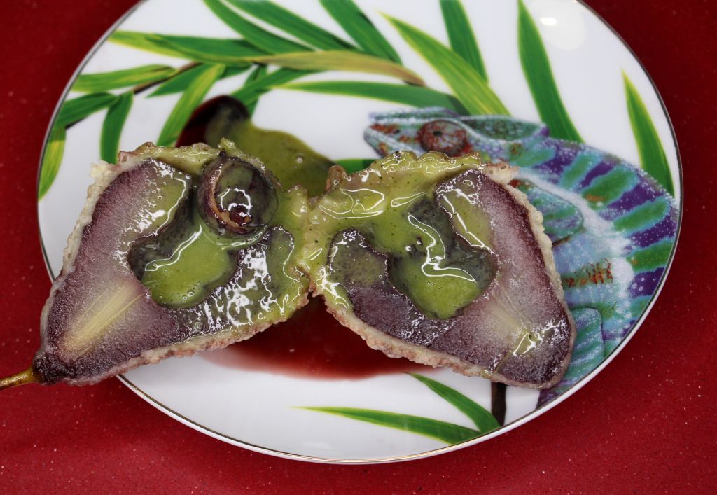 Peras rellenas en tempura
