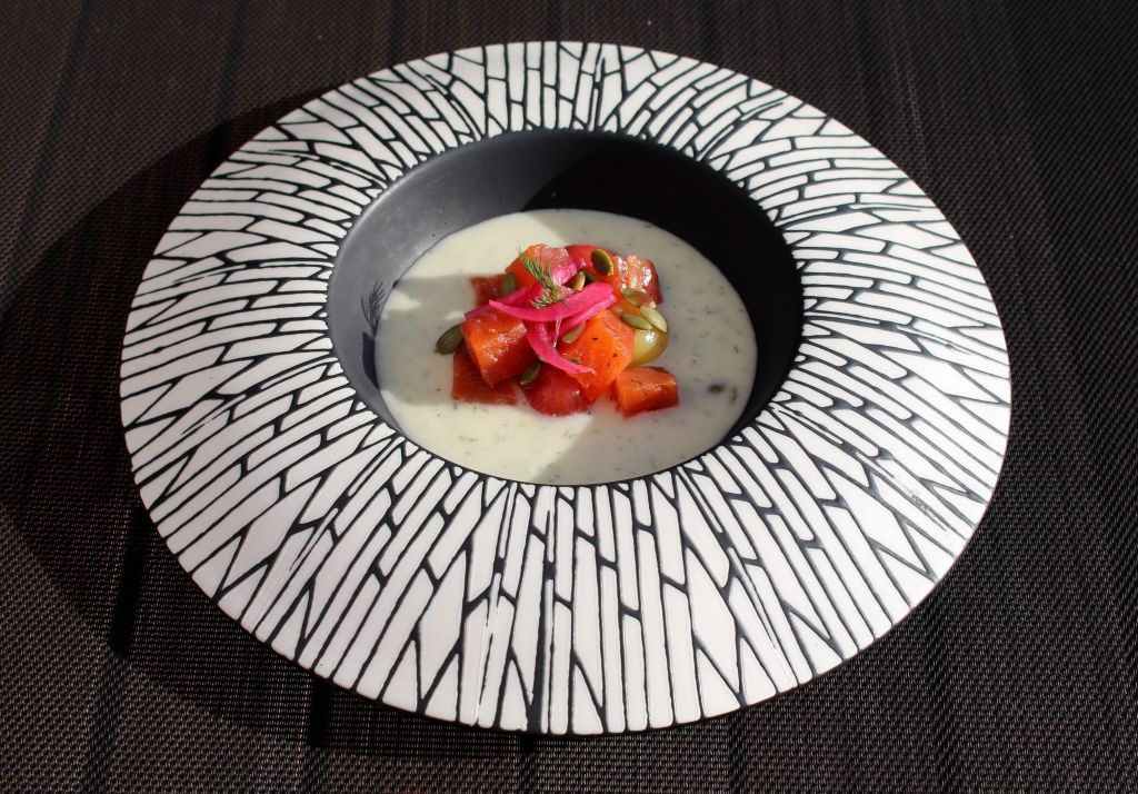 salmon curado con sopa fría de melón y eneldo